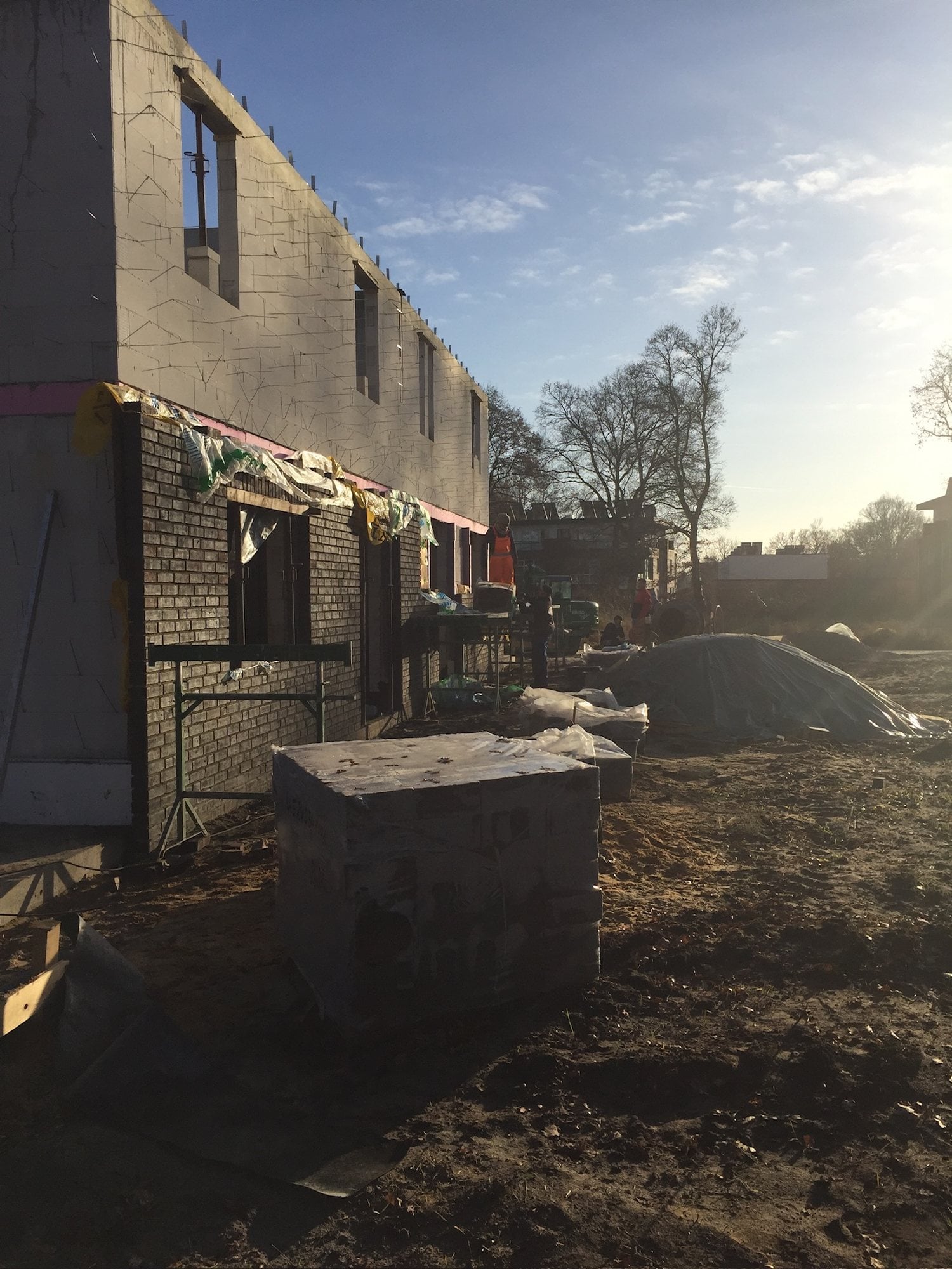 Rohbau eines Doppelhauses mit beginnender Klinkerverblendung