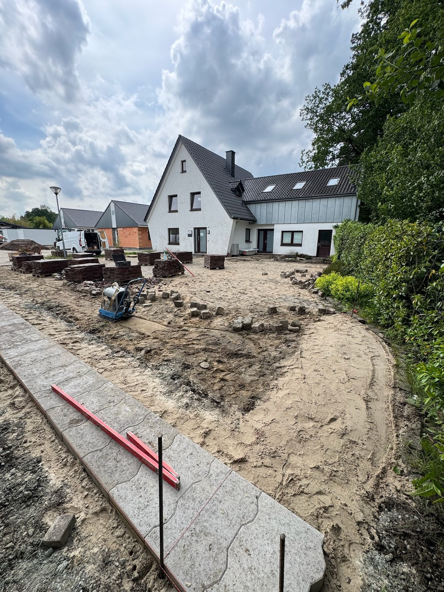 Hoffläche mit Sandbett und gesetzter Einfassung vor dem Pflastern