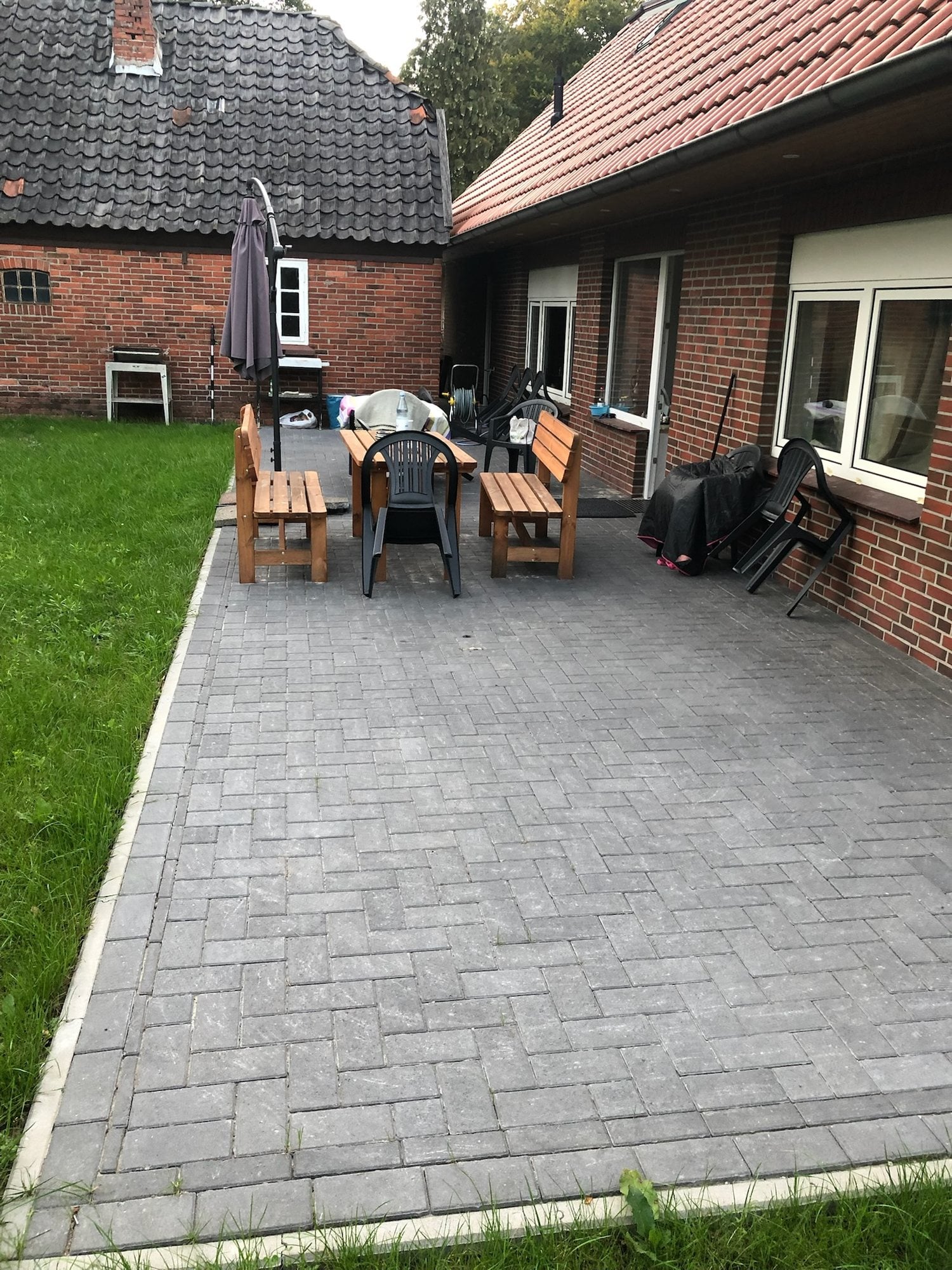 Fertige Pflasterterrasse mit Sitzgruppe zwischen den Gebäuden